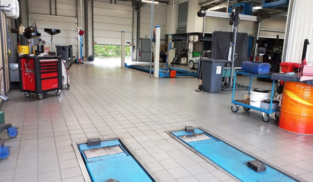 atelier mécanique du Garage Basnier à Cormelles le Royal