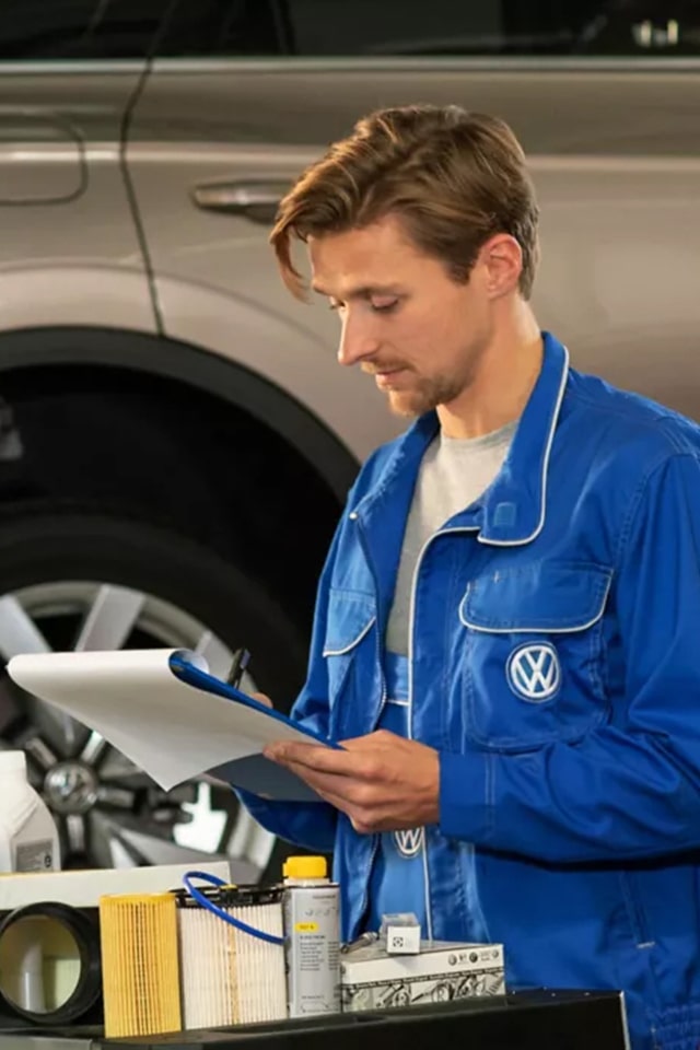 mécanicien faisant la liste des réparations mécaniques